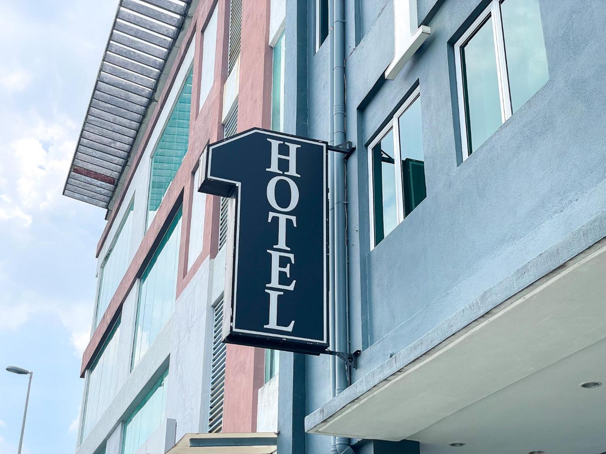 1 Hotel Mahkota Cheras Exterior photo